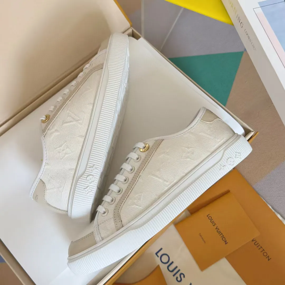 👟👟Ex-factory price 420👟👟 LV Louis Vuitton L Home Donkey Brand’s latest Lagoon series Thick-soled denim denim Embossed Presbyopia Thick-soled Casual sneakers Skateboard shoes Original purchase and development Production This Lagoon sneaker is made of Monogram denim, injecting a retro flavor into the classic design. The Louis Vuitton logo pops out from the leather trim, and the inscribed eyelets, trim and laces highlight the exquisite details. The rubber outsole embellished with Monogram flowers completes the whole. Exquisitely packaged at the delivery counter🛍📦 ▪️ Fabric: Original imported custom first-layer cowhide ▪️ Lining: Original imported cowhide lining ▪️ Sole: Original open-molded non-slip TPU material ▪️ Bottom thickness: 2.5CM ▪️ Size: Women's size 35-40 (41, 42 can be customized)